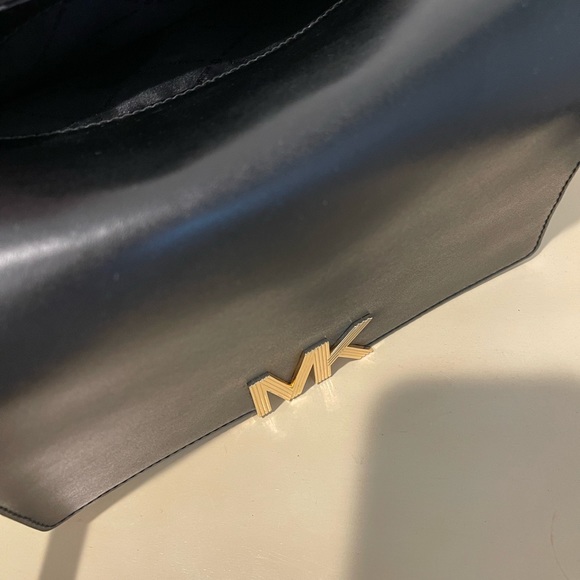 Micheal Kors cross body or over the shoulder purse - Picture 6 of 17